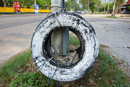 黑色的绳子摄影照片_用过的涂成白色的汽车轮胎用于车祸保护