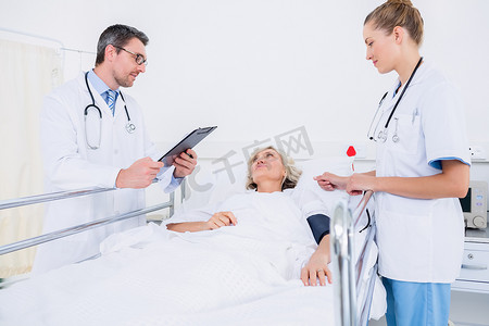 医生在医院探望一名女病人