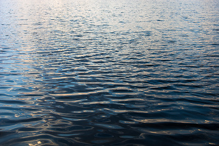 脆波波摄影照片_与波纹和阳光反射的水面