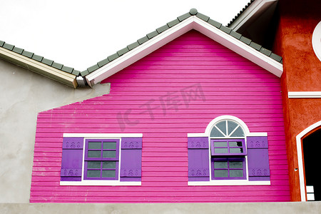 五颜六色的房子，粉红色和紫色的木屋。