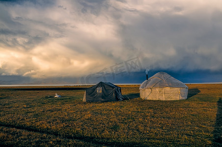阿斯哈图石林摄影照片_吉尔吉斯斯坦的蒙古包