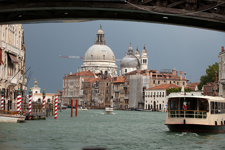 威尼斯 - 暴风雨前的大运河和礼炮景观