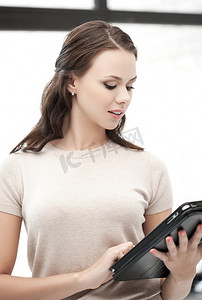 有 tablet pc 计算机或触摸板的女人