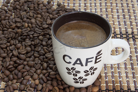 竹背景竹摄影照片_竹背景和咖啡豆上的一杯咖啡