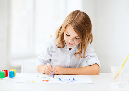 小女孩在学校画画