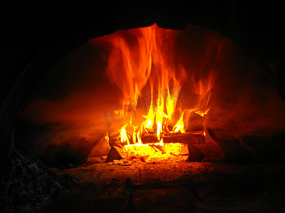 火炉中燃烧的木柴