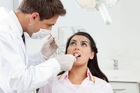 牙医检查病人的口腔