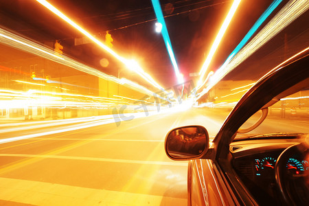 从移动的车辆上看，给人以光速穿越的感觉
