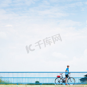 广告海报摄影照片_与骑自行车有关的海报或广告的背景