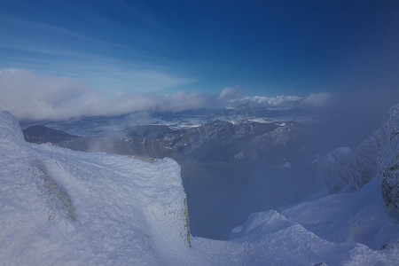 蓝色山脉摄影照片_山区的冬天