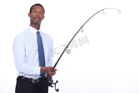 穿衬衫打领带的男人用钓鱼竿