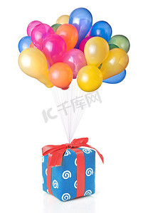 气球盒子摄影照片_彩色气球与白色隔离的礼物