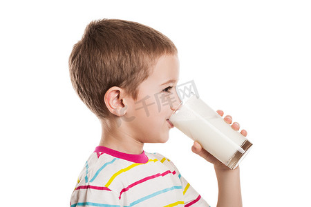 微笑的儿童男孩喝牛奶