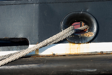 绳索将船绑在港口的码头上