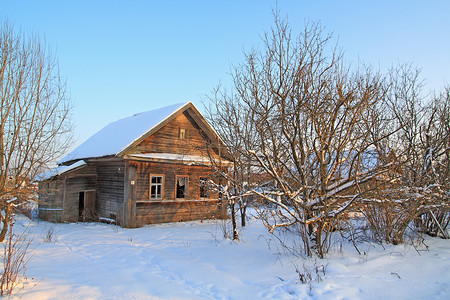 在雪中的老农村房子