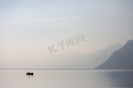 加尔达湖中的孤船