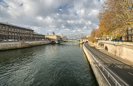 冬季巴黎和塞纳河的美丽景色