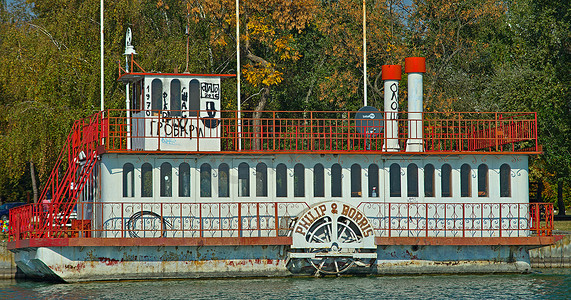 塞尔维亚帕利奇 — 2018 年 10 月 13 日 — 在看起来像船的白色和红色木筏上的侧视图
