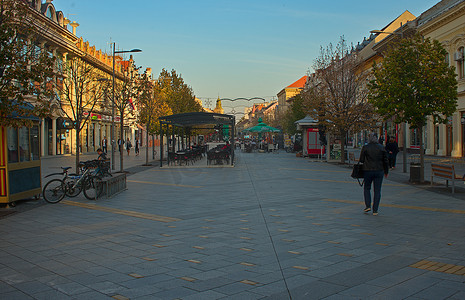2018年图摄影照片_兹雷尼亚宁，塞尔维亚，2018 年 10 月 14 日-主要长廊街