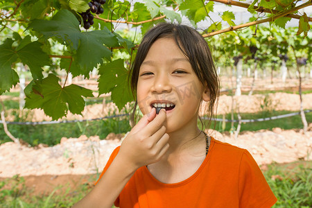 年轻女子吃葡萄