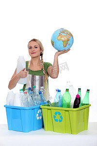 回收塑料瓶保护地球的妇女