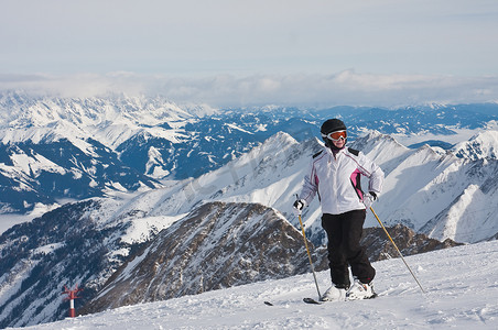冰川运动摄影照片_Kaprun、Woman 和 Kitzsteinhorn 冰川滑雪胜地。