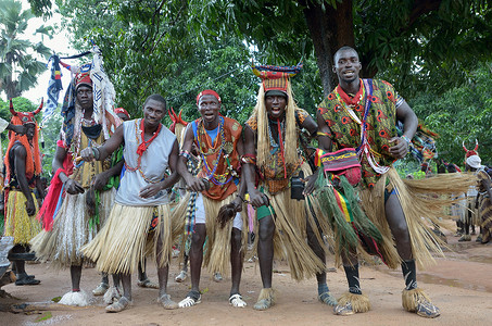 面具仪式摄影照片_非洲男人