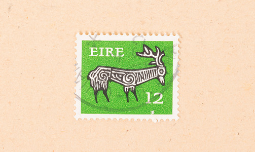 国潮1980摄影照片_爱尔兰 — 大约 1980 年：在爱尔兰印刷的邮票显示了一幅图画