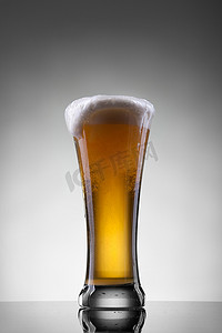 白色背景玻璃杯中的啤酒