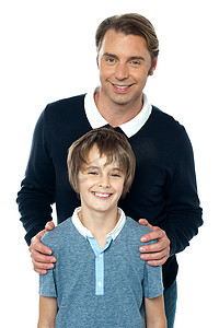 穿蓝色套头衫的男人和他的儿子合影