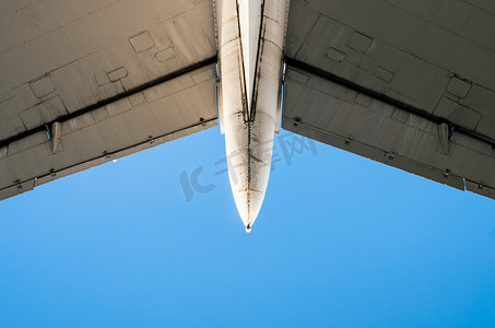 蓝天背景下飞机机翼的碎片