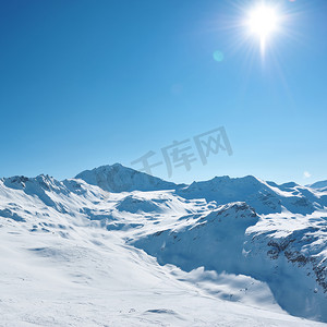 滑雪板摄影照片_冬天有雪的山