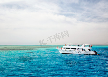 埃及红海摄影照片_埃及红海的白色游轮