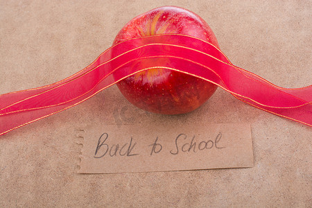 回到学校用苹果和丝带写字