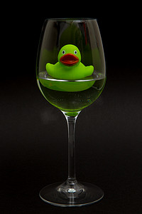 酒杯中的绿色橡皮鸭