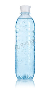 塑料水瓶摄影照片_一瓶水。