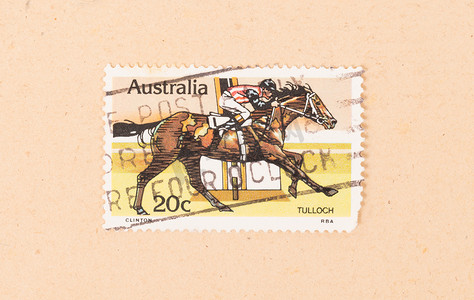 国潮1980摄影照片_澳大利亚 — 大约 1980 年：在澳大利亚打印的邮票显示了一名骑手