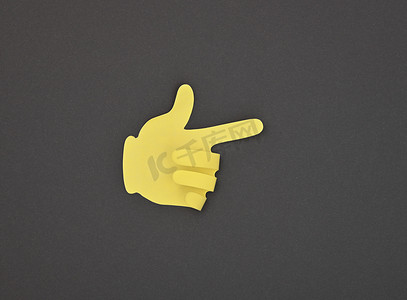 黄色手指手势摄影照片_灰色纸制黄色指向手势贴纸