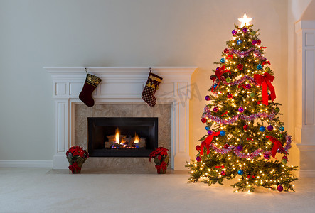 带燃烧壁炉的明亮圣诞树