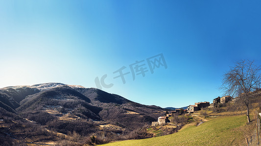 背山面山的古村落