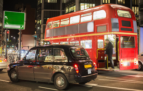 伦敦的红色老式巴士和经典风格的出租车。