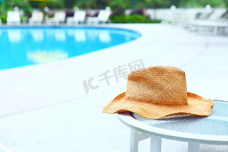 伞边摄影照片_带游泳池的柳条帽