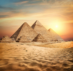 沙中的金字塔