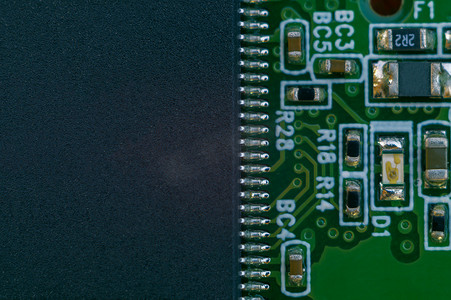 主板上的一个大型数字显微系统，有许多分支和许多其他芯片。