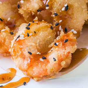 日本料理-在白色上分离的炸天妇罗虾