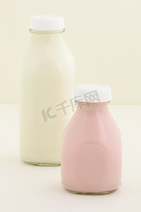 草莓牛奶品脱和四分之一牛奶瓶