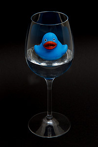 酒杯中的蓝色橡皮鸭