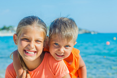 微笑快乐的孩子们在沙滩上