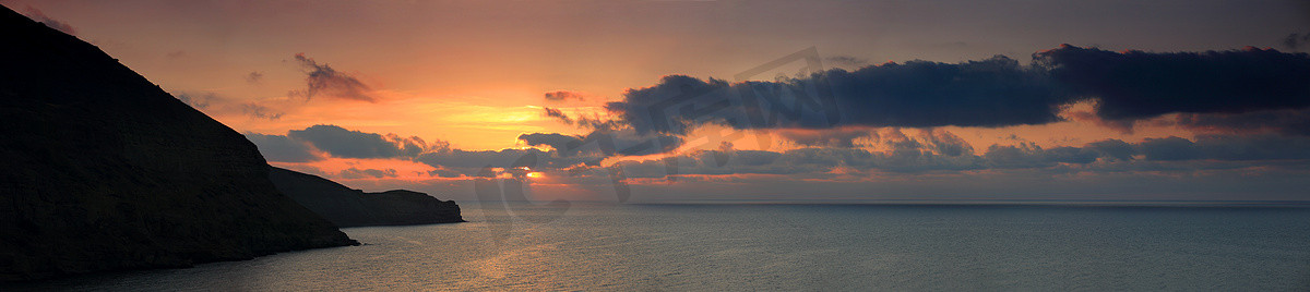 浩瀚大海摄影照片_山中的日出。