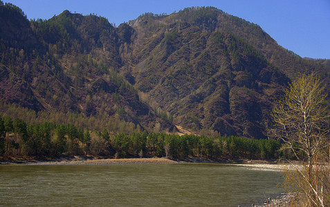 卡通云摄影照片_卡吞急流 (Rapid Katun) 带着碧绿的海水穿过雄伟的山脉。